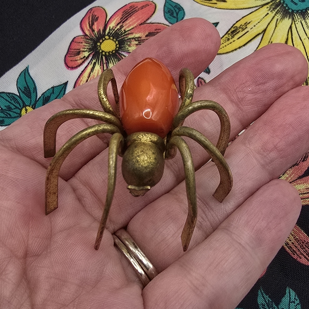 Vintage Art Deco Orange Bakelite Spider Brooch - Picture 8 of 14